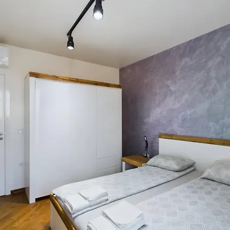 Luxury In Building K55 With Free Garage Appartement *