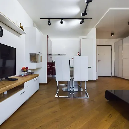 Luxury In Building K55 With Free Garage Apartament